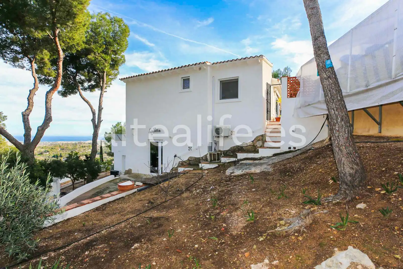 Vista exterior de Casa o xalet en venda en La Nucia amb Aire condicionat, Jardí privat i Terrassa