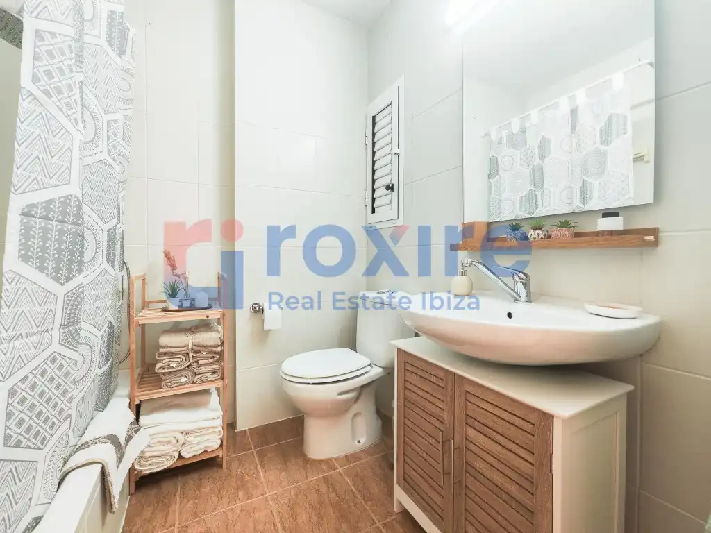 Bany de Apartament de lloguer en Sant Antoni de Portmany amb Aire condicionat, Terrassa i Moblat