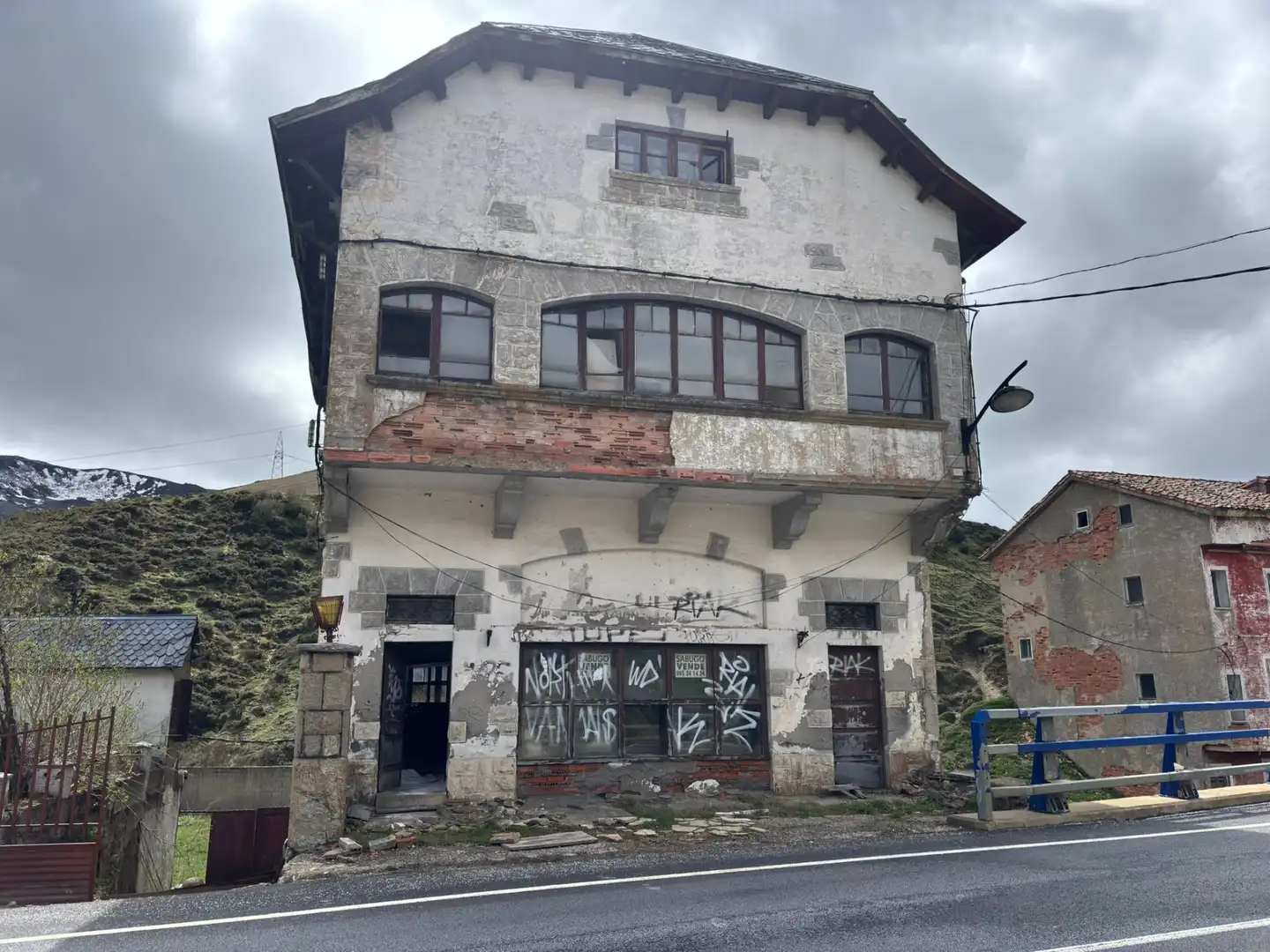Außenansicht von Country house zum Verkauf in Villamanín