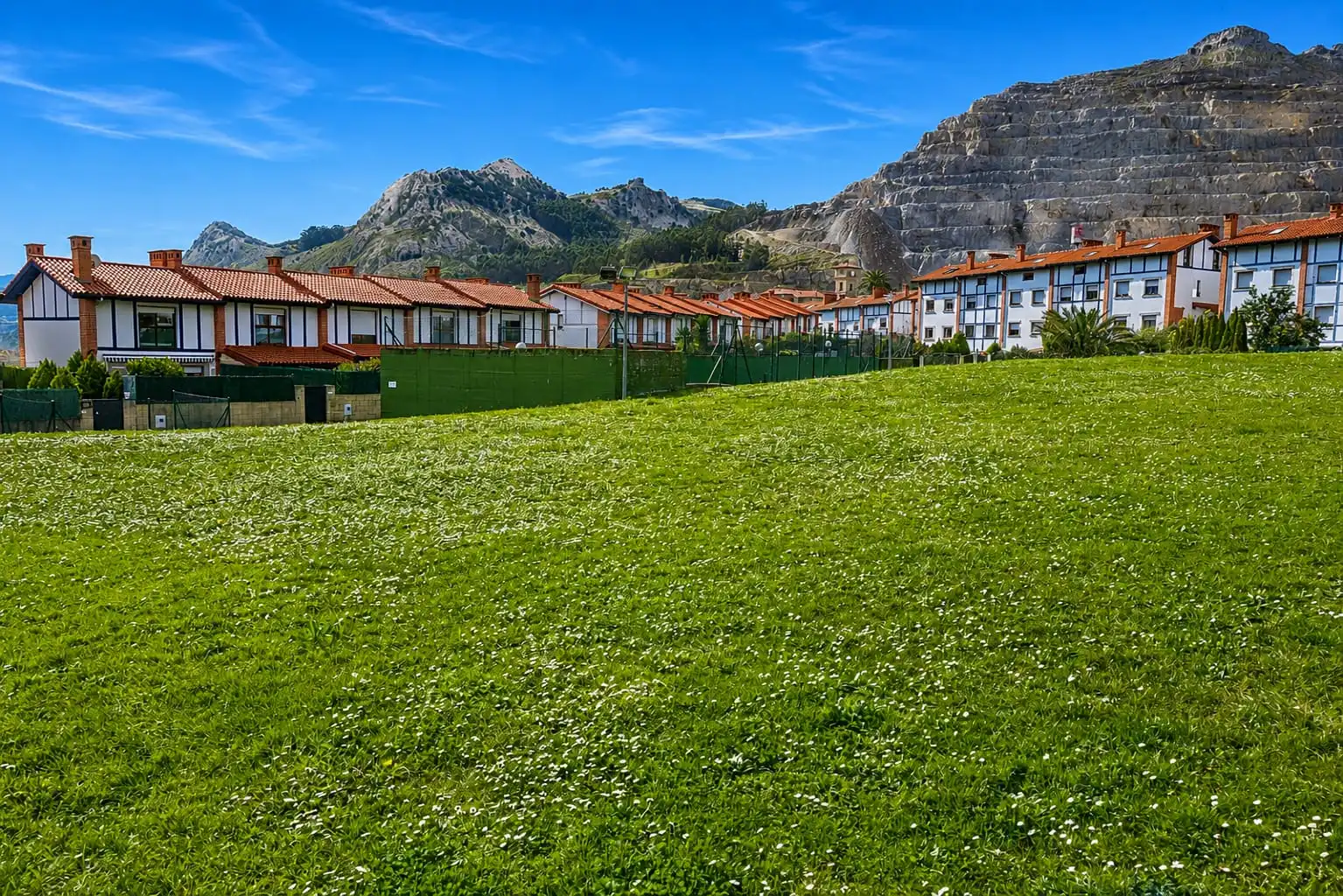 Außenansicht von Einfamilien-Reihenhaus zum Verkauf in Castro-Urdiales mit Heizung, Privatgarten und Parkett
