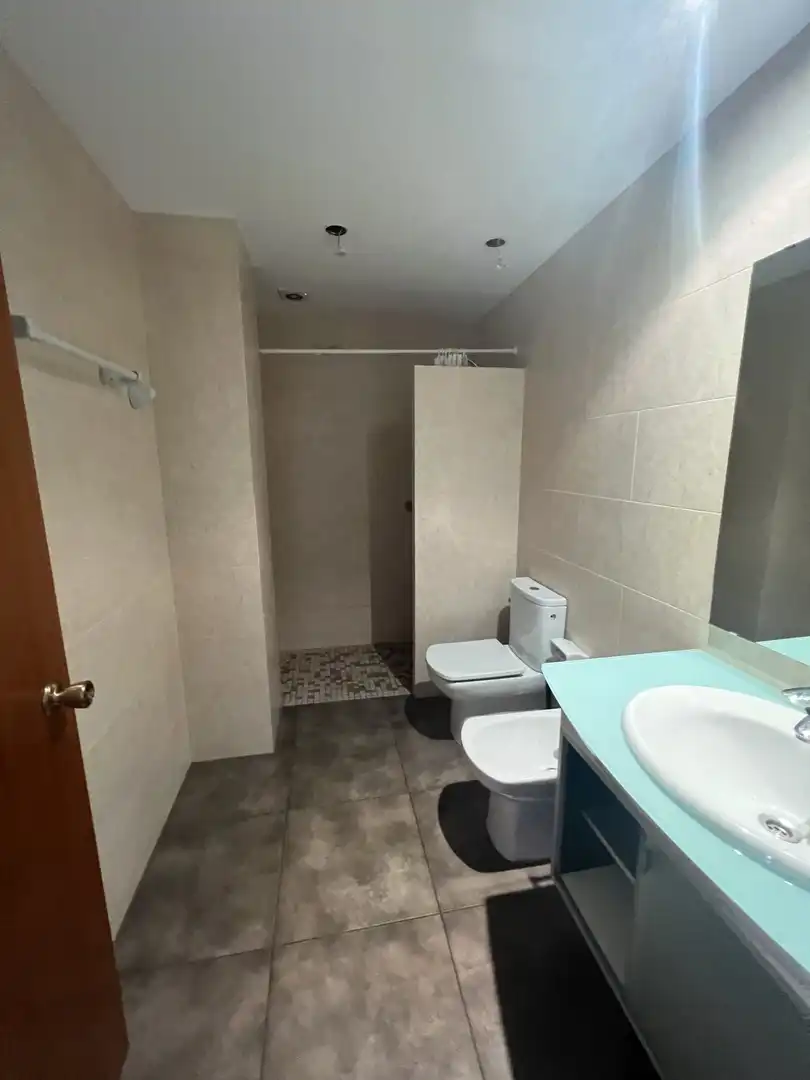 Baño de Piso de alquiler en Girona con Calefacción, Terraza y Trastero