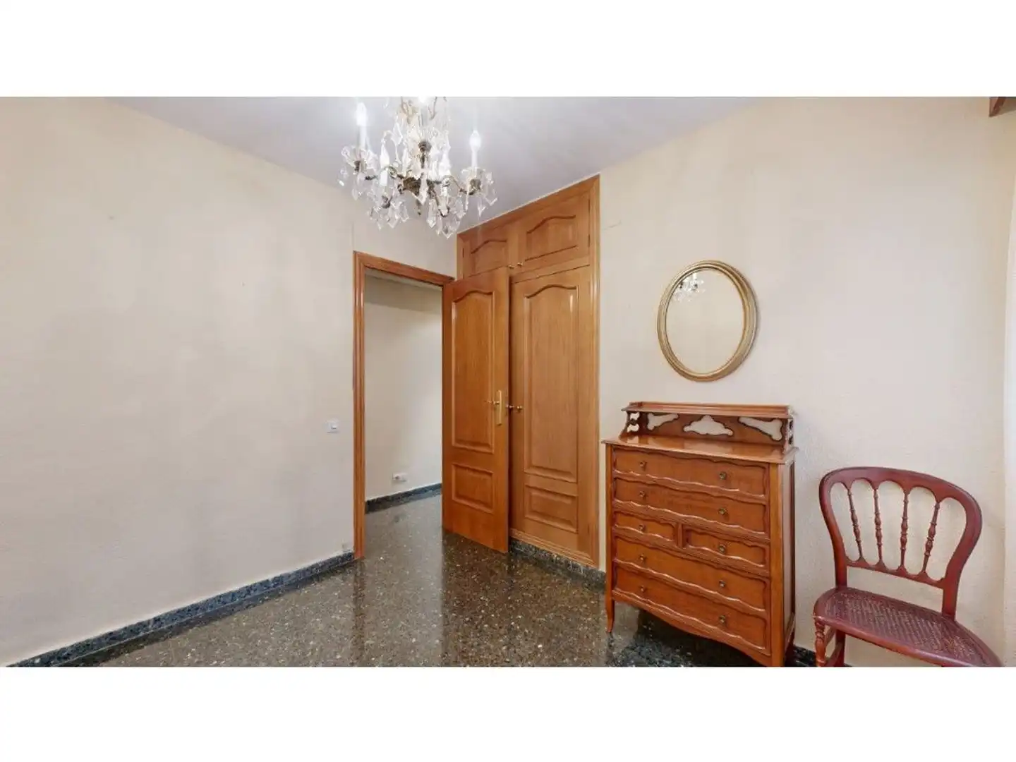 Wohnung zum Verkauf in Valencia mit Klimaanlage und Privatgarten