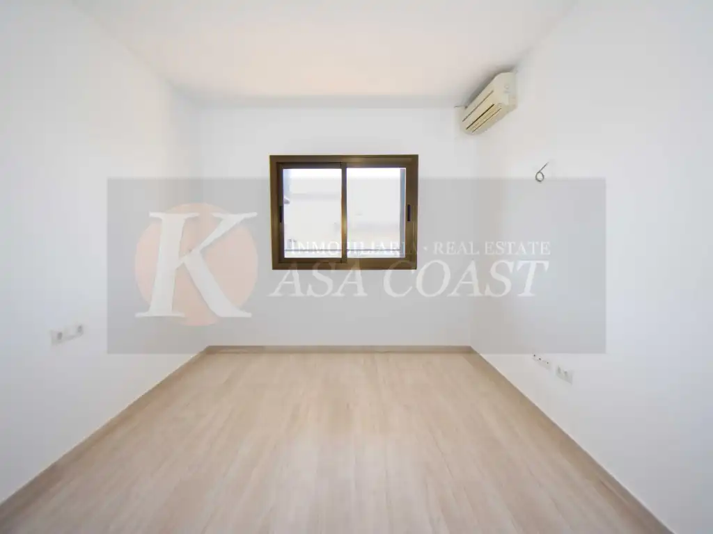 Wohnung zum Verkauf in Fuengirola mit Klimaanlage, Privatgarten und Terrasse
