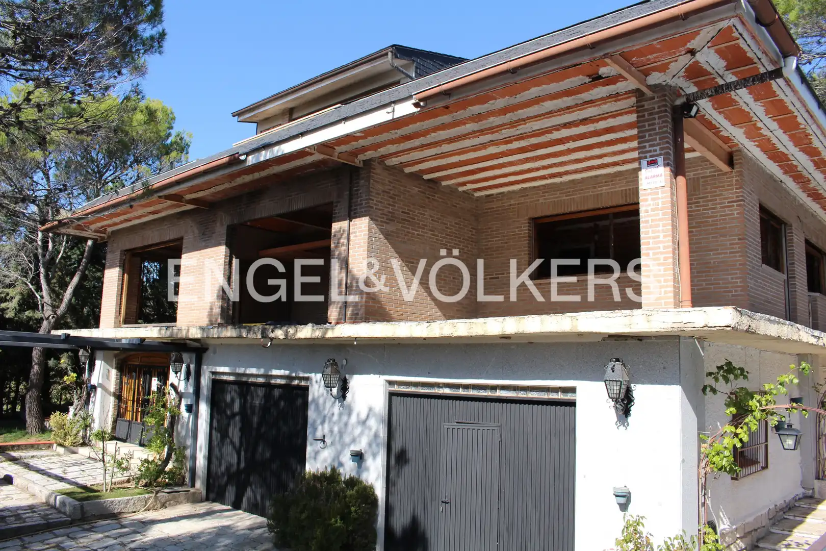 Vista exterior de Casa o chalet en venta en Cabanillas de la Sierra con Calefacción, Jardín privado y Piscina