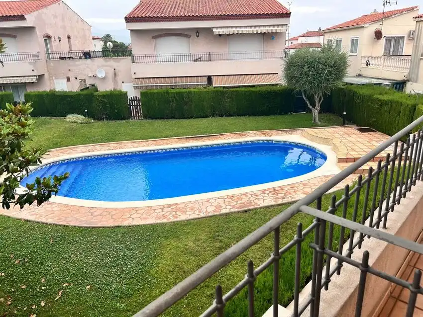House with pool for sale in Miami Platja