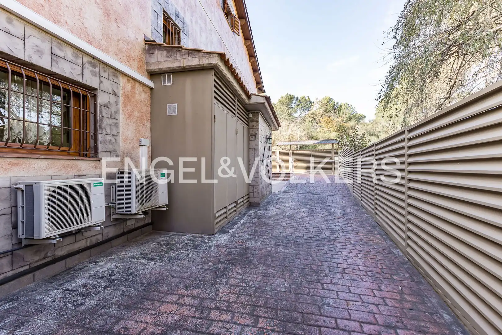 Vista exterior de Casa o xalet en venda en Rubí amb Calefacció, Jardí privat i Piscina