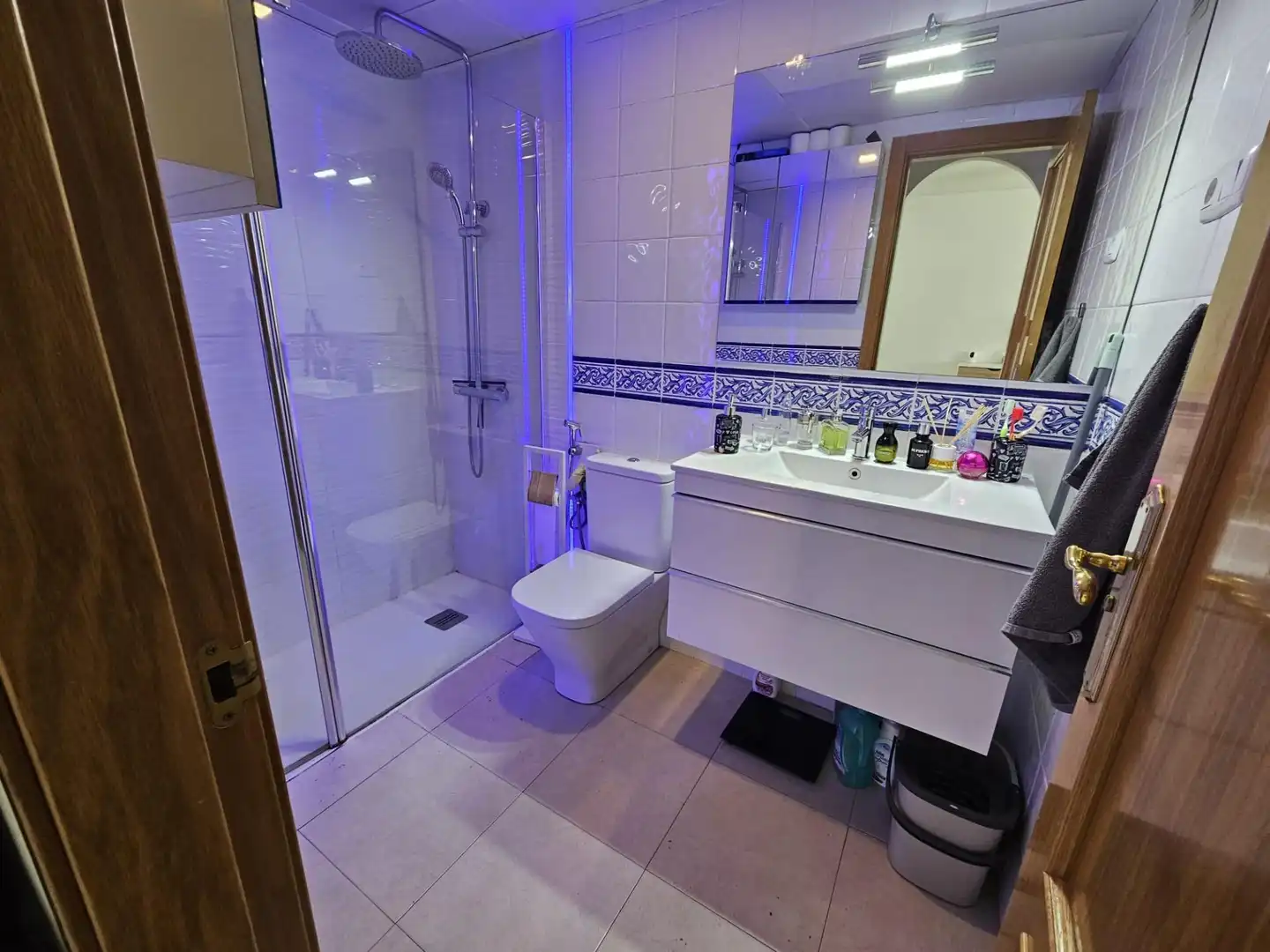 Baño de Piso en venta en Torremolinos con Aire acondicionado, Terraza y Amueblado