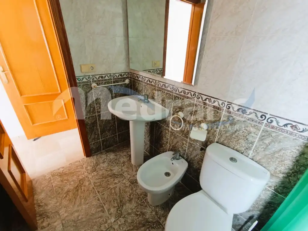 Baño de Piso en venta en Benidorm con Jardín privado, Piscina y Amueblado