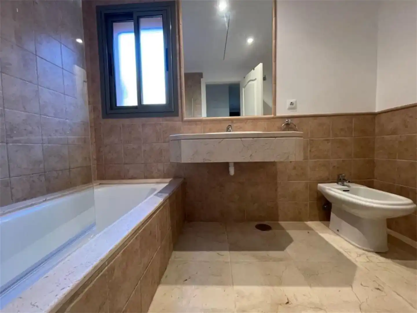 Badezimmer von Wohnung zur Miete in Estepona mit Klimaanlage und Schwimmbad