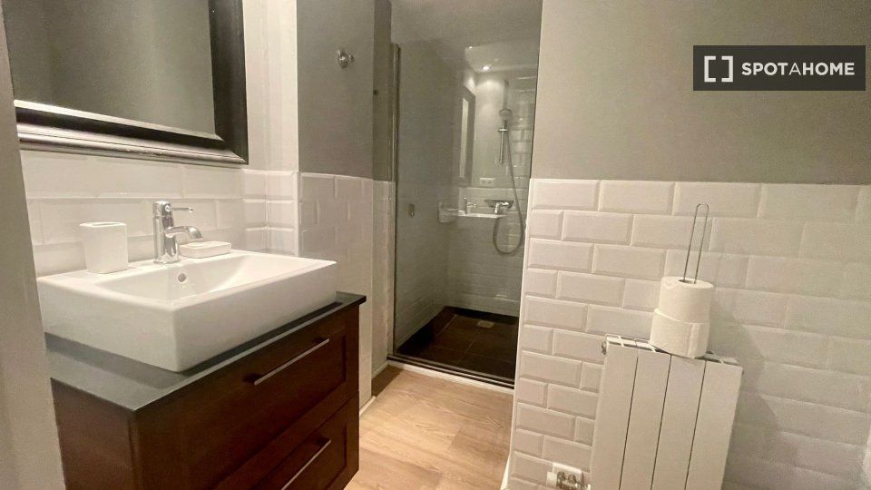Bathroom of Flat to rent in  Barcelona Capital  with Air Conditioner, Heating and Furnished
