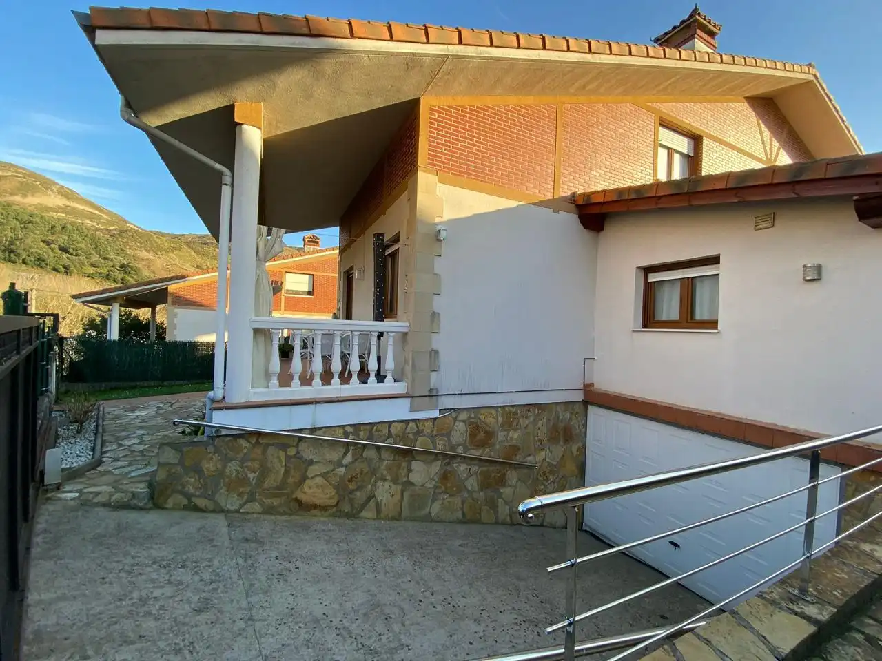 Vista exterior de Casa o chalet en venta en Castro-Urdiales con Calefacción, Jardín privado y Terraza