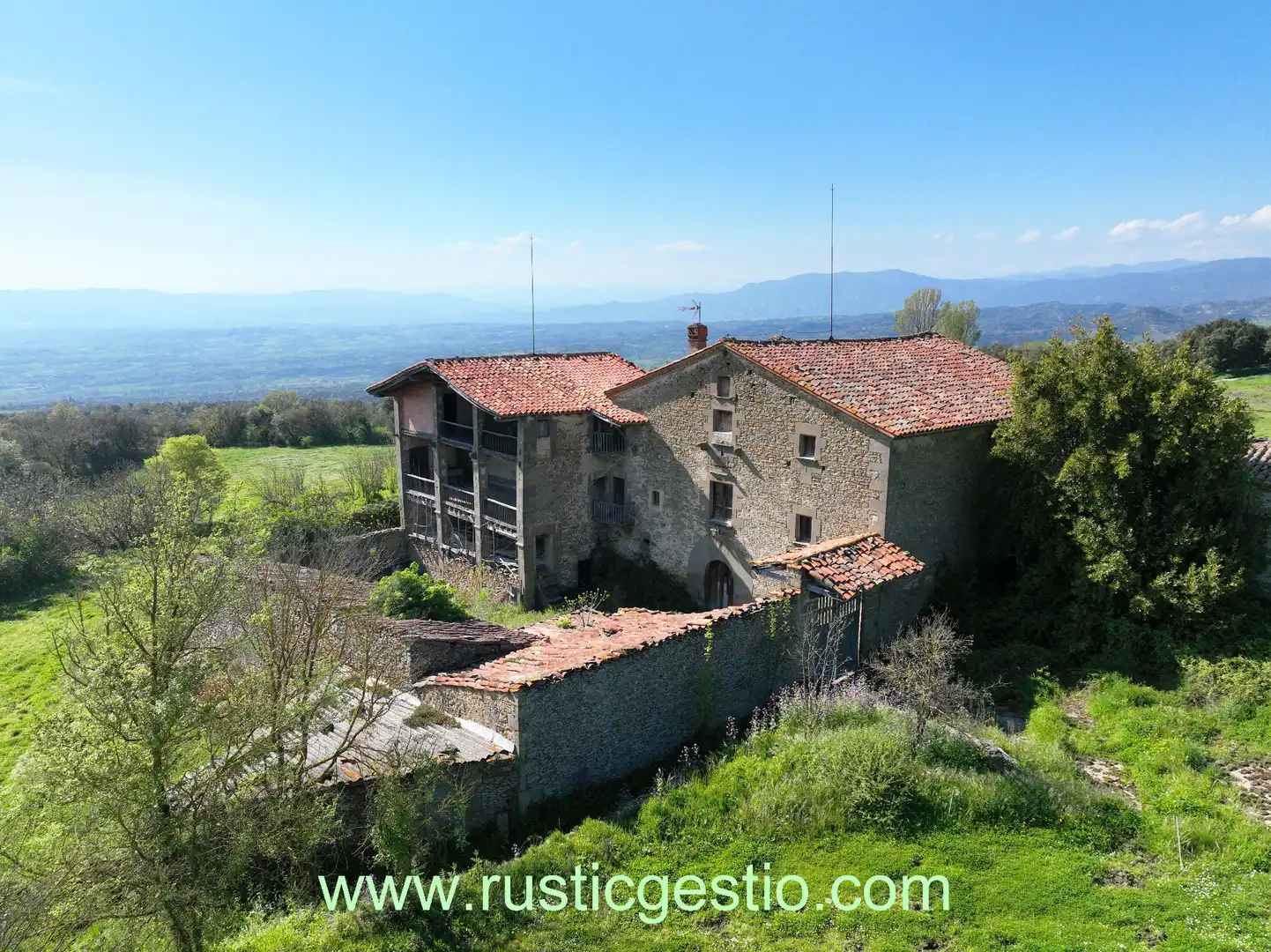 Vista exterior de Finca rústica en venda en L'Esquirol amb Jardí privat, Terrassa i Balcó