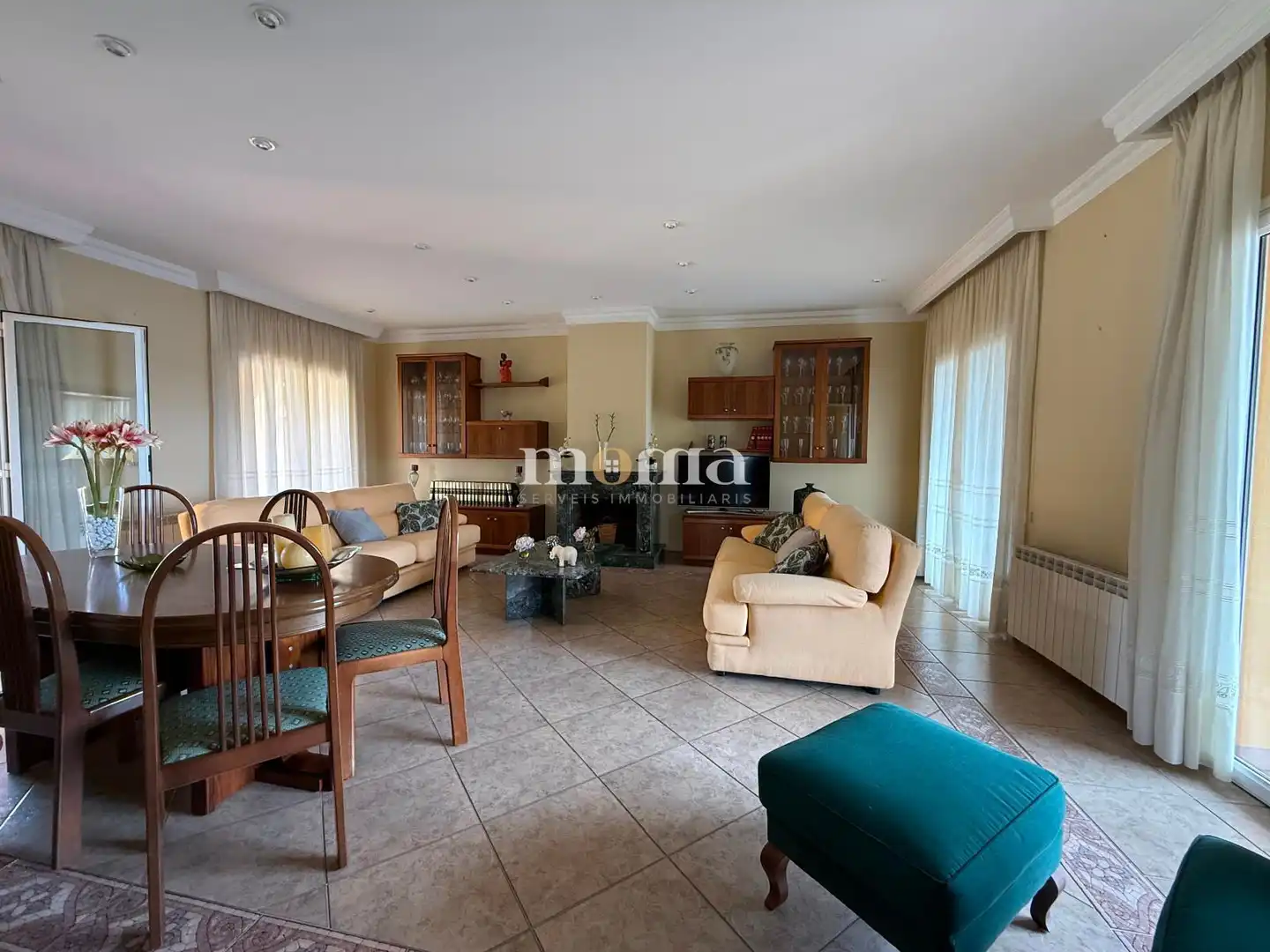 Sala d'estar de Casa o xalet en venda en Montornès del Vallès amb Aire condicionat, Calefacció i Jardí privat