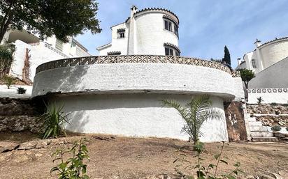 Vista exterior de Casa o xalet en venda en Benalmádena amb Aire condicionat, Jardí privat i Terrassa