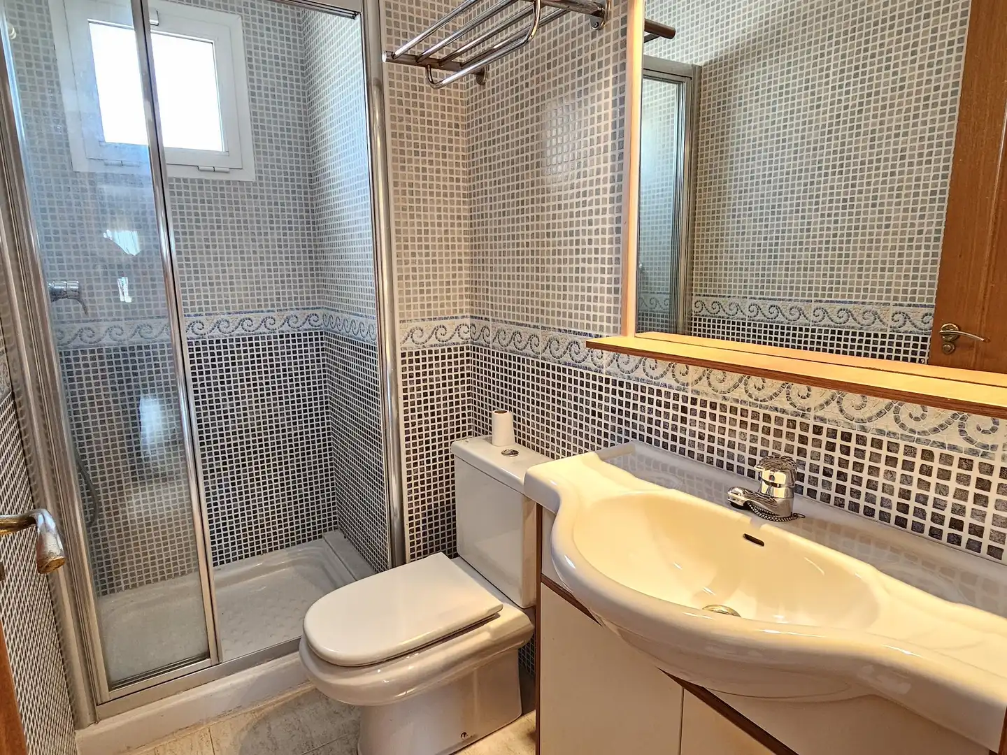 Baño de Piso de alquiler en Santa Pola con Terraza y TV