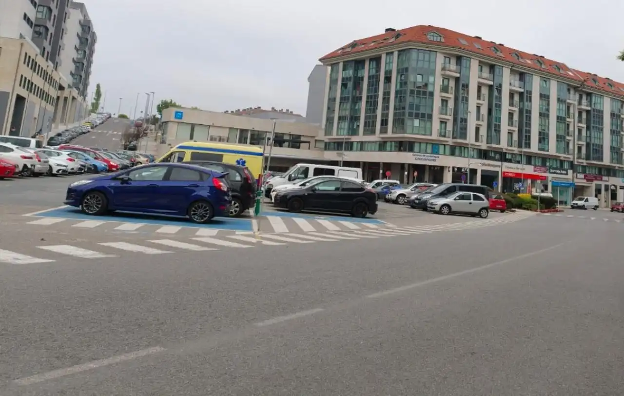 Parking de Apartamento de alquiler en Ames con Calefacción, Trastero y Amueblado