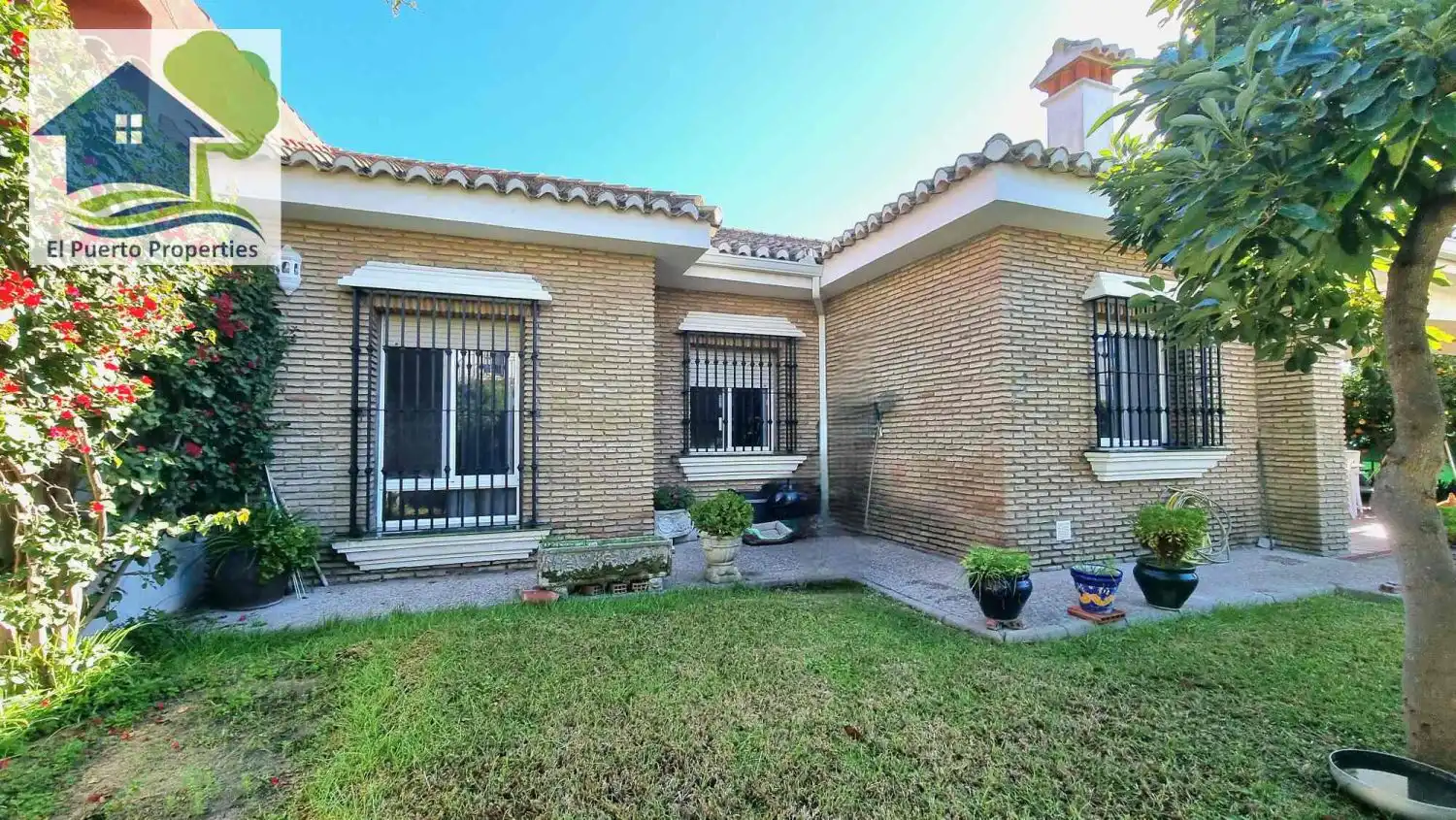 Vista exterior de Casa o xalet en venda en El Puerto de Santa María amb Aire condicionat, Jardí privat i Traster