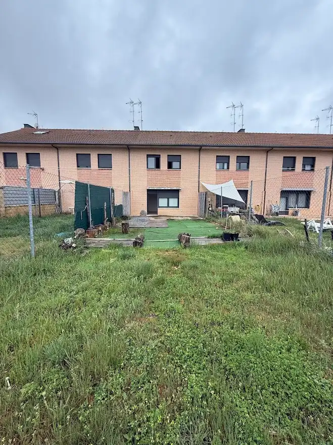 Casa adosada en venda en Garrafe de Torío amb Calefacció, Jardí privat i Parquet