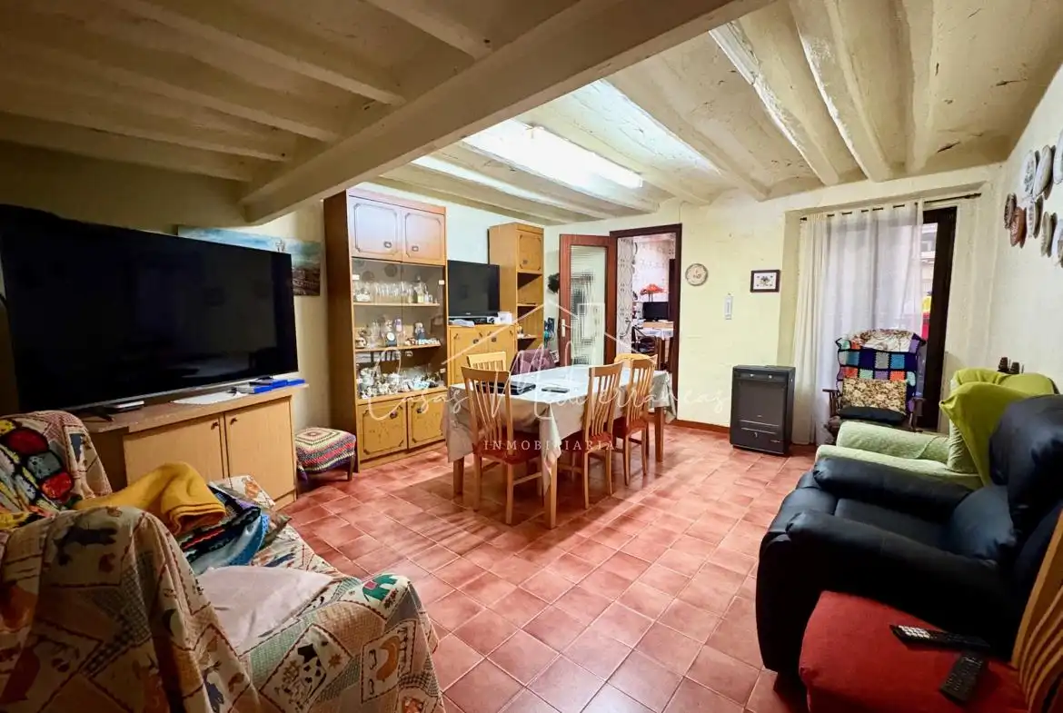 Sala de estar de Casa adosada en venta en Montbrió del Camp con Terraza y Amueblado