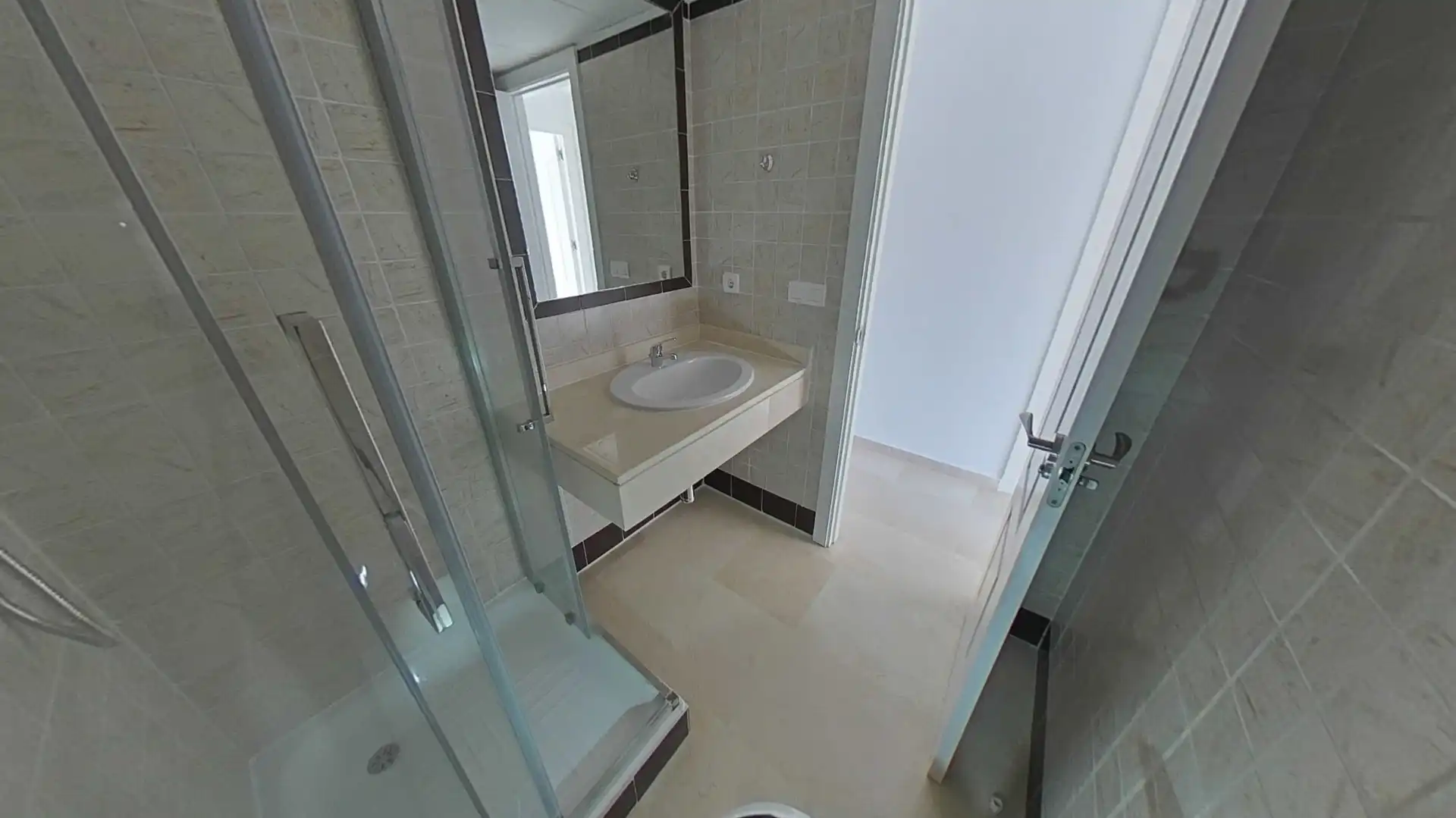 Badezimmer von Wohnungen zum Verkauf in Manilva mit Klimaanlage, Abstellraum und Schwimmbad