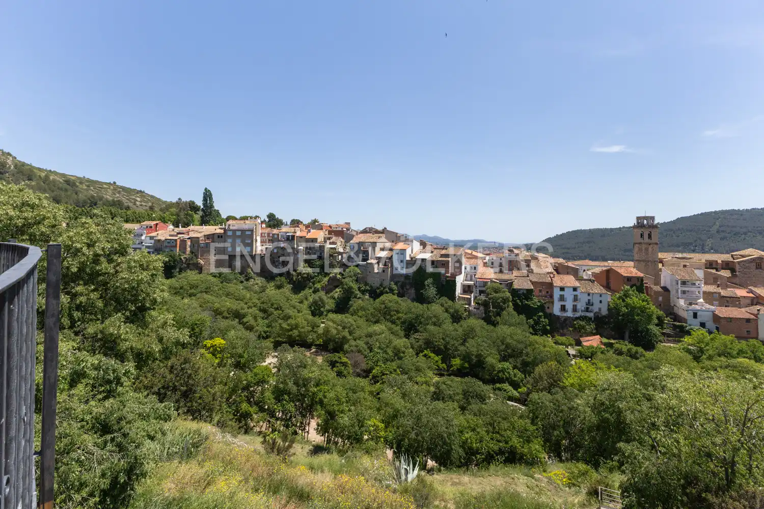 Vista exterior de Finca rústica en venda en Viver amb Aire condicionat, Calefacció i Jardí privat