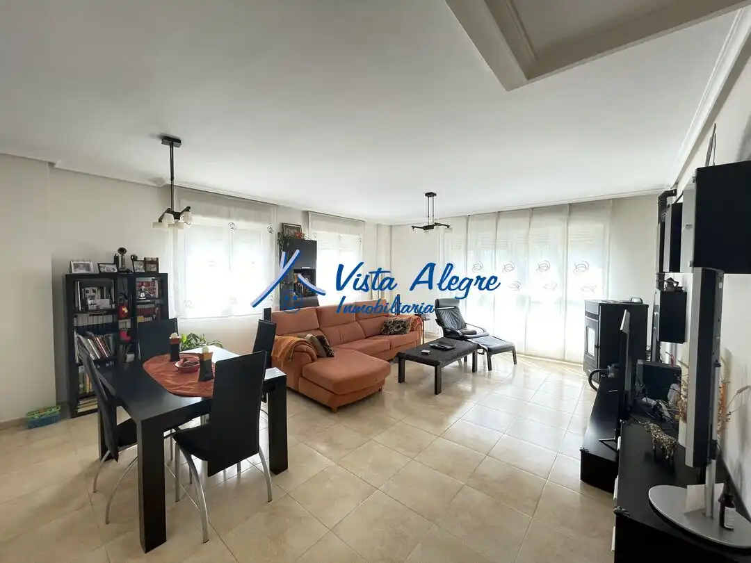 Wohnzimmer von Einfamilien-Reihenhaus zum Verkauf in Zarratón mit Heizung, Privatgarten und Parkett