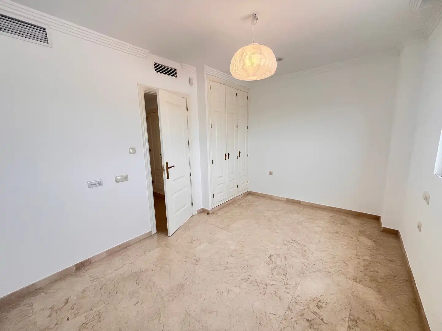 Schlafzimmer von Dachboden zur Miete in Marbella mit Klimaanlage, Terrasse und Abstellraum