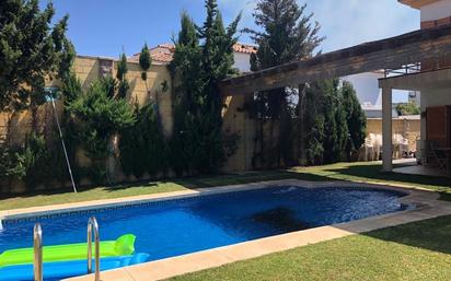 Piscina de Casa o xalet en venda en La Línea de la Concepción amb Calefacció, Jardí privat i Terrassa