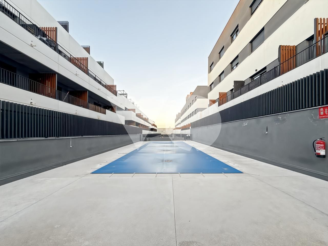 Vista exterior de Estudi en venda en San Sebastián de los Reyes amb Aire condicionat, Piscina i Internet