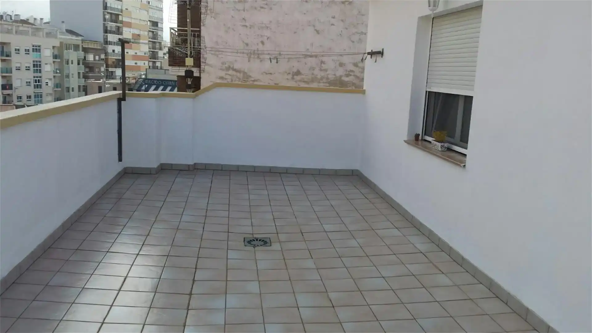 Terrasse von Einfamilien-Reihenhaus zum Verkauf in Elda mit Klimaanlage