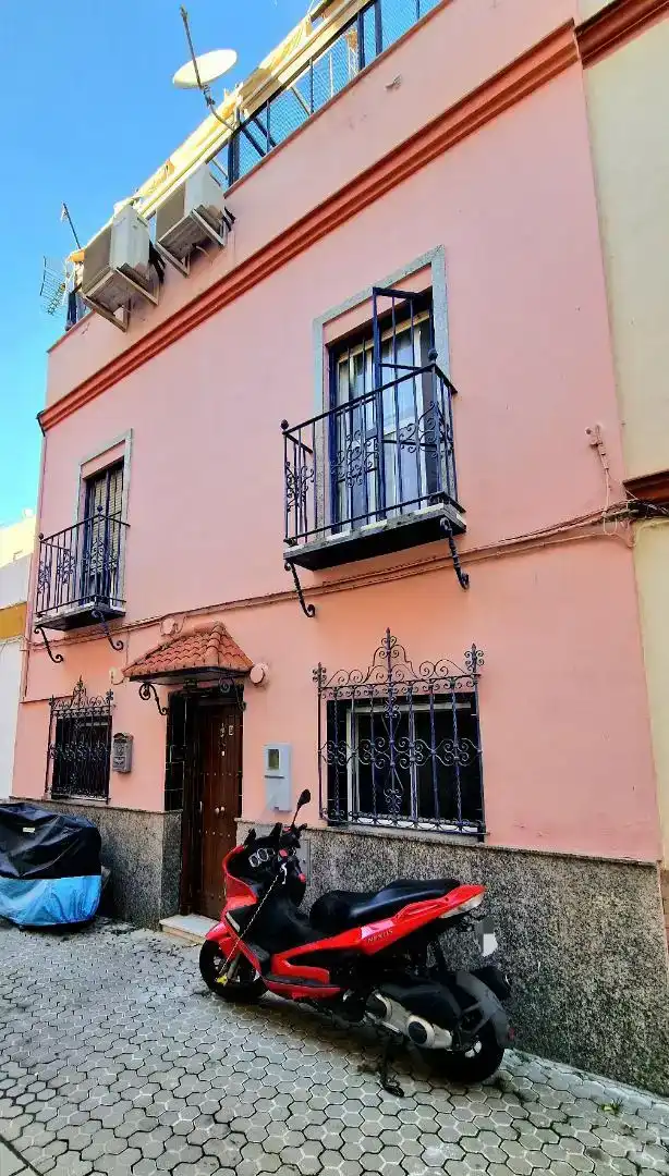 Exterior view of Houses for sale in  Sevilla Capital  with Air Conditioner