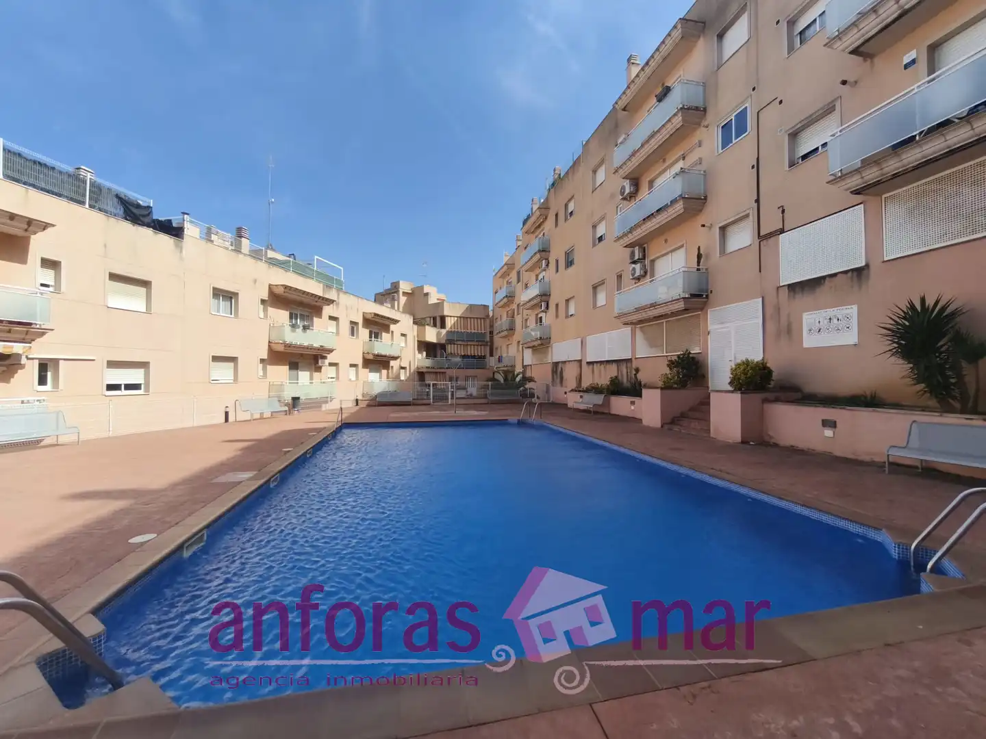 Piscina de Apartament en venda en Creixell amb Calefacció, Terrassa i Moblat