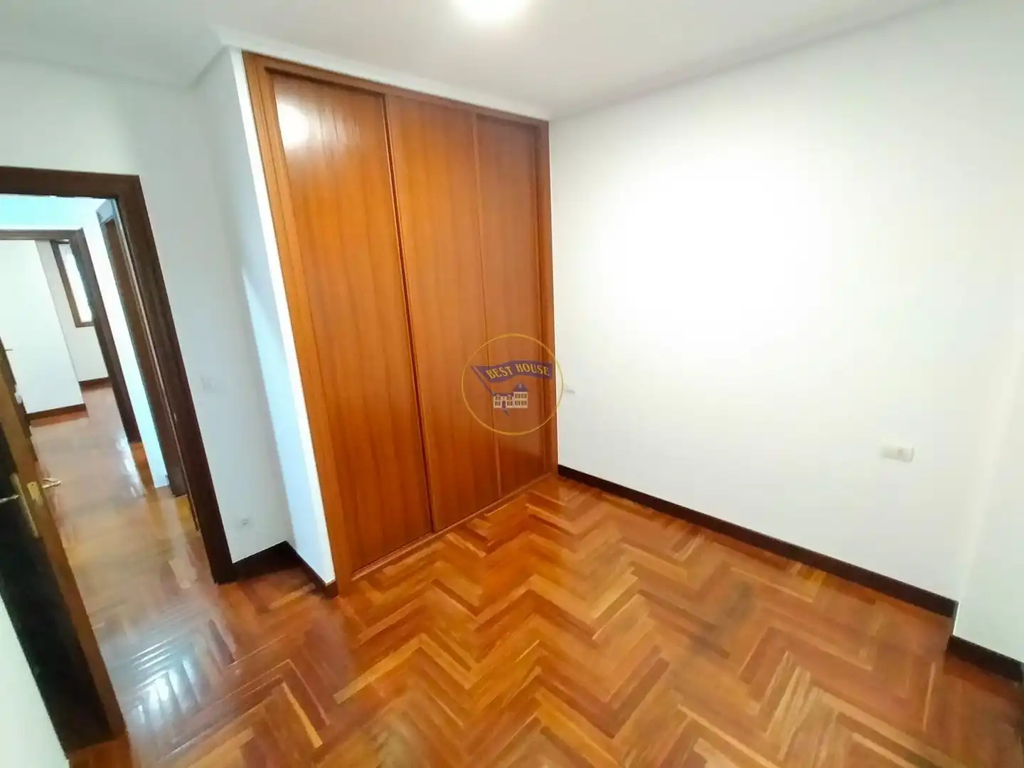 Flat for rent in Vigo   with Heating, Parquet flooring and Furnished