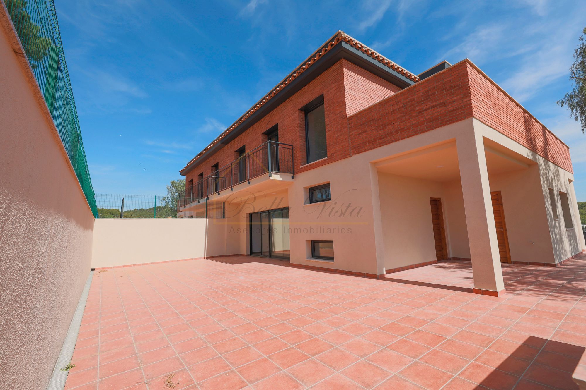 Vista exterior de Casa adosada en venda en Rubí amb Aire condicionat, Calefacció i Jardí privat