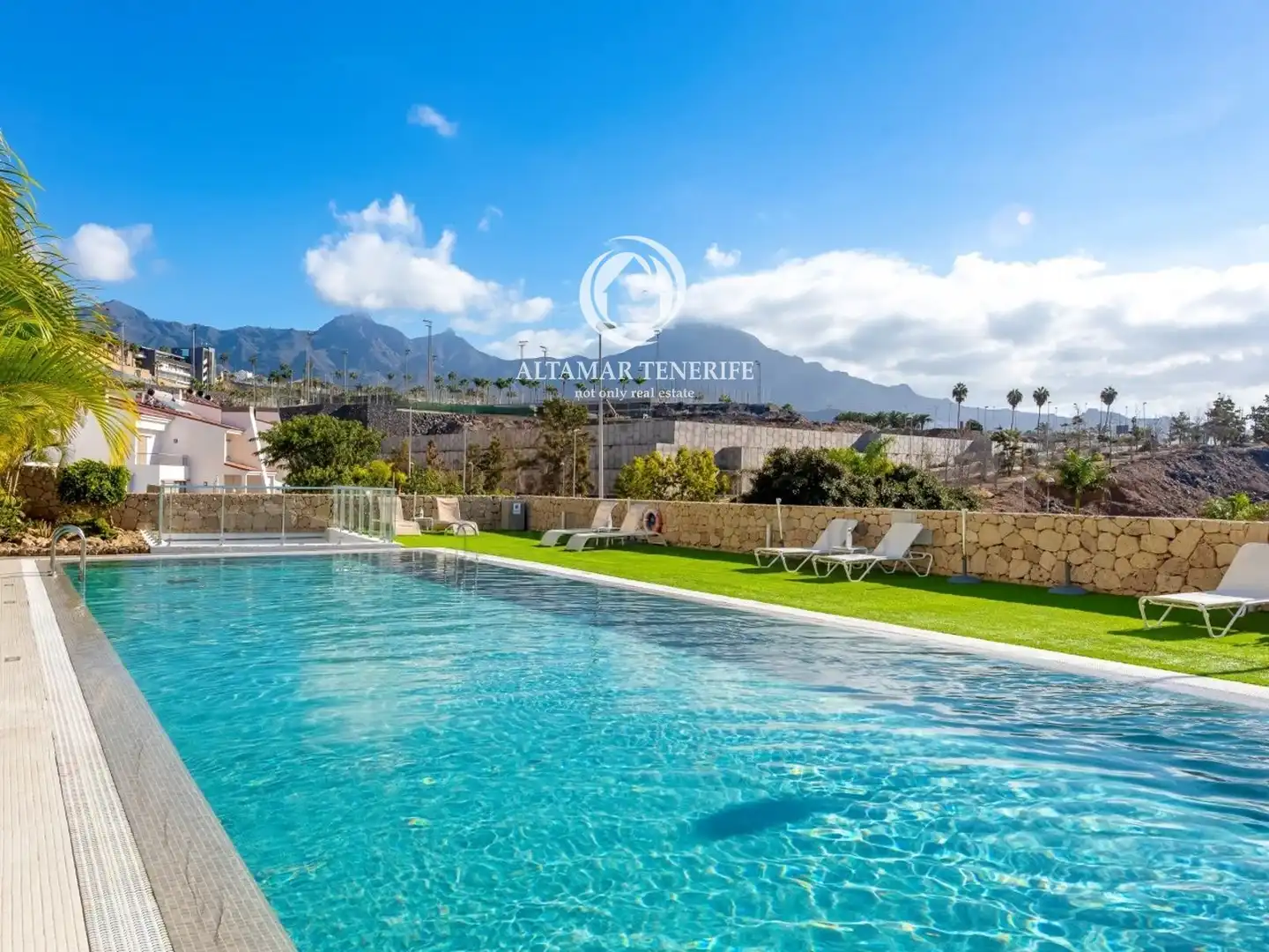 Vista exterior de Apartamento en venta en Adeje con Terraza, Trastero y Piscina