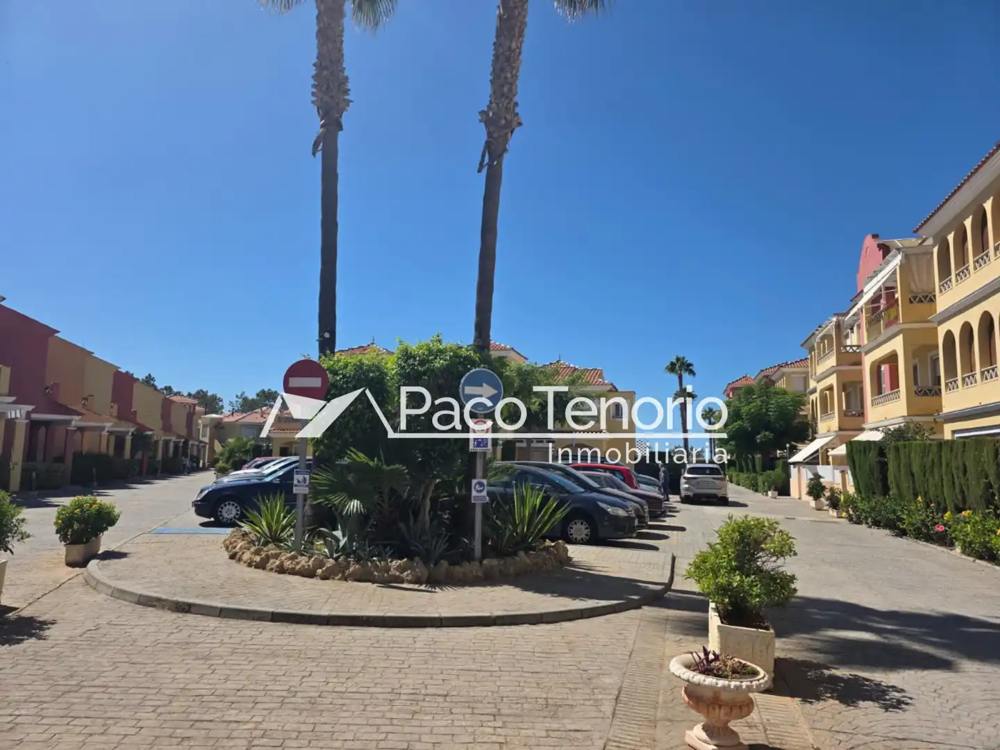 Außenansicht von Wohnung zum Verkauf in Islantilla mit Privatgarten, Terrasse und Abstellraum