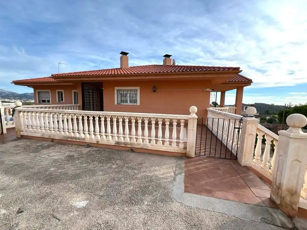 Vista exterior de Casa o xalet en venda en Polop amb Calefacció, Jardí privat i Terrassa