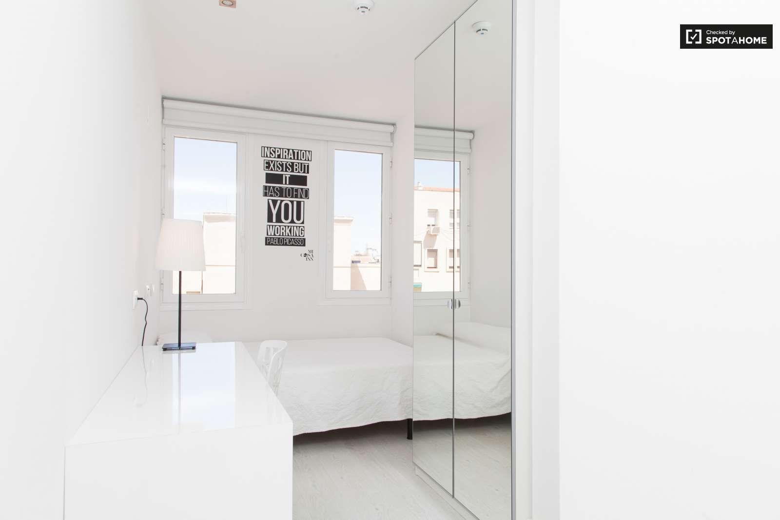 Dormitori de Casa o xalet per a compartir en  Madrid Capital amb Aire condicionat, Terrassa i Moblat