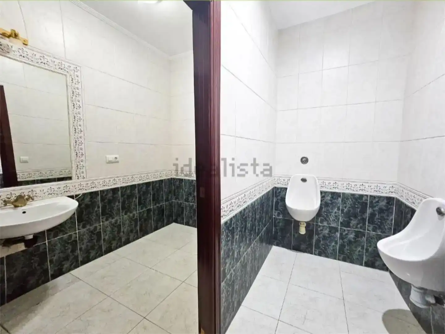 Baño de Piso en venta en La Algaba con Aire acondicionado, Trastero y Amueblado