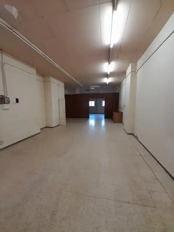 Fabrikhallen zur Miete in Olot