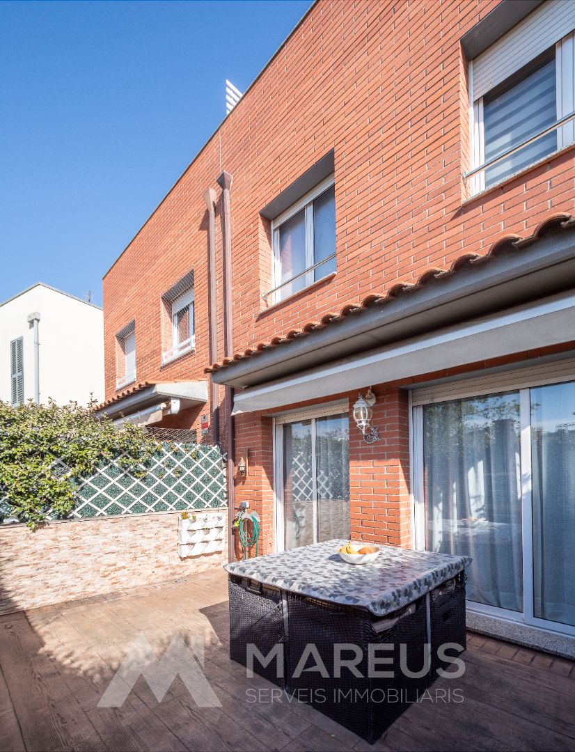 Vista exterior de Casa adosada en venda en Abrera amb Aire condicionat, Calefacció i Jardí privat