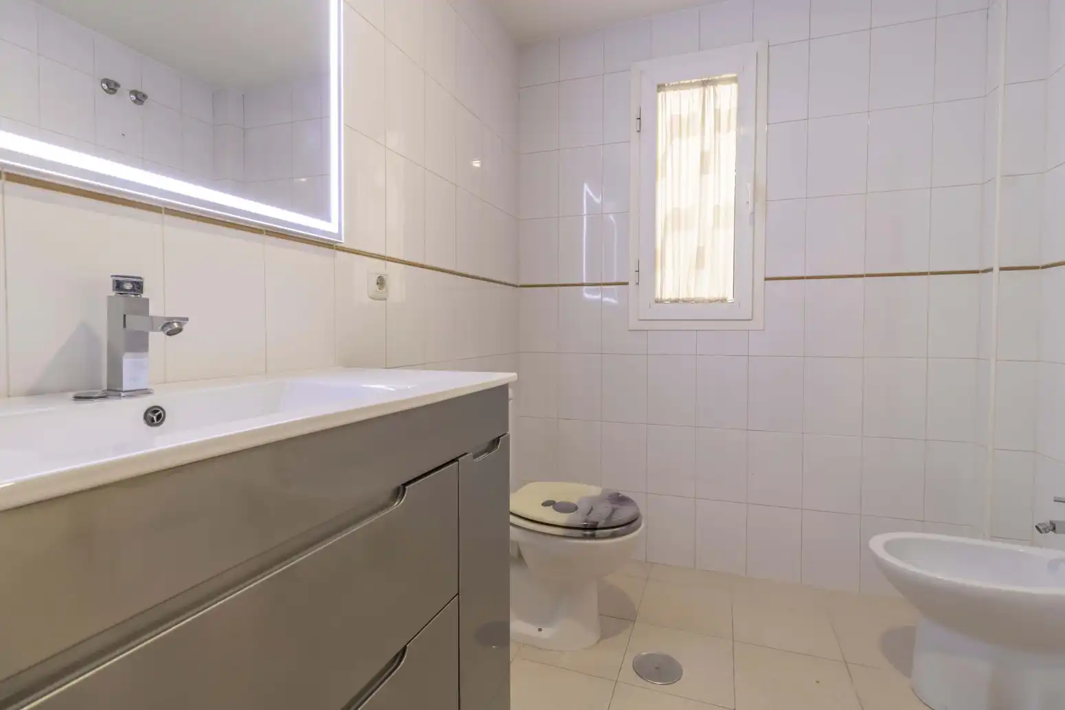 Bathroom of Flat for sale in Sevilla  with Air Conditioner and Storage room
