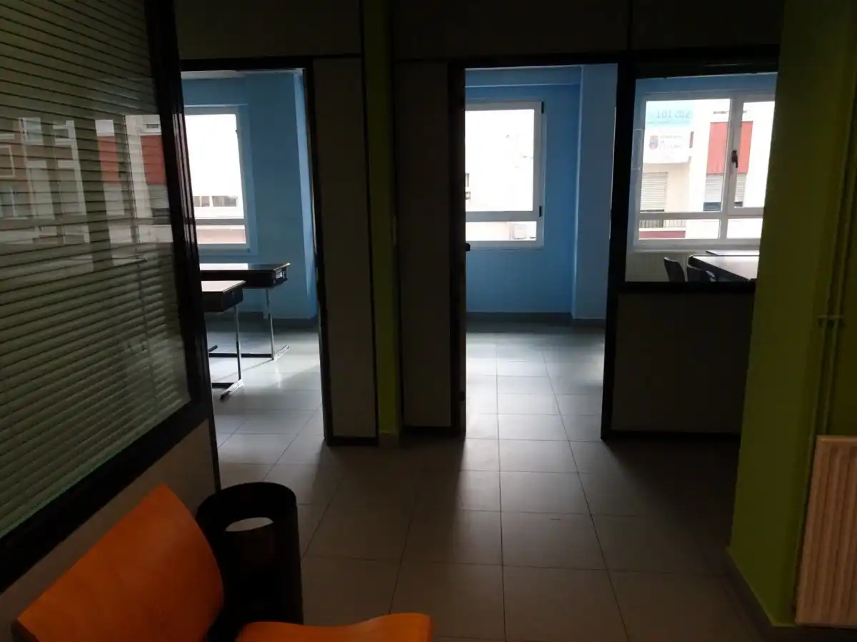 Büro zur Miete in Torrelavega  mit Klimaanlage, Abstellraum und Möbliert