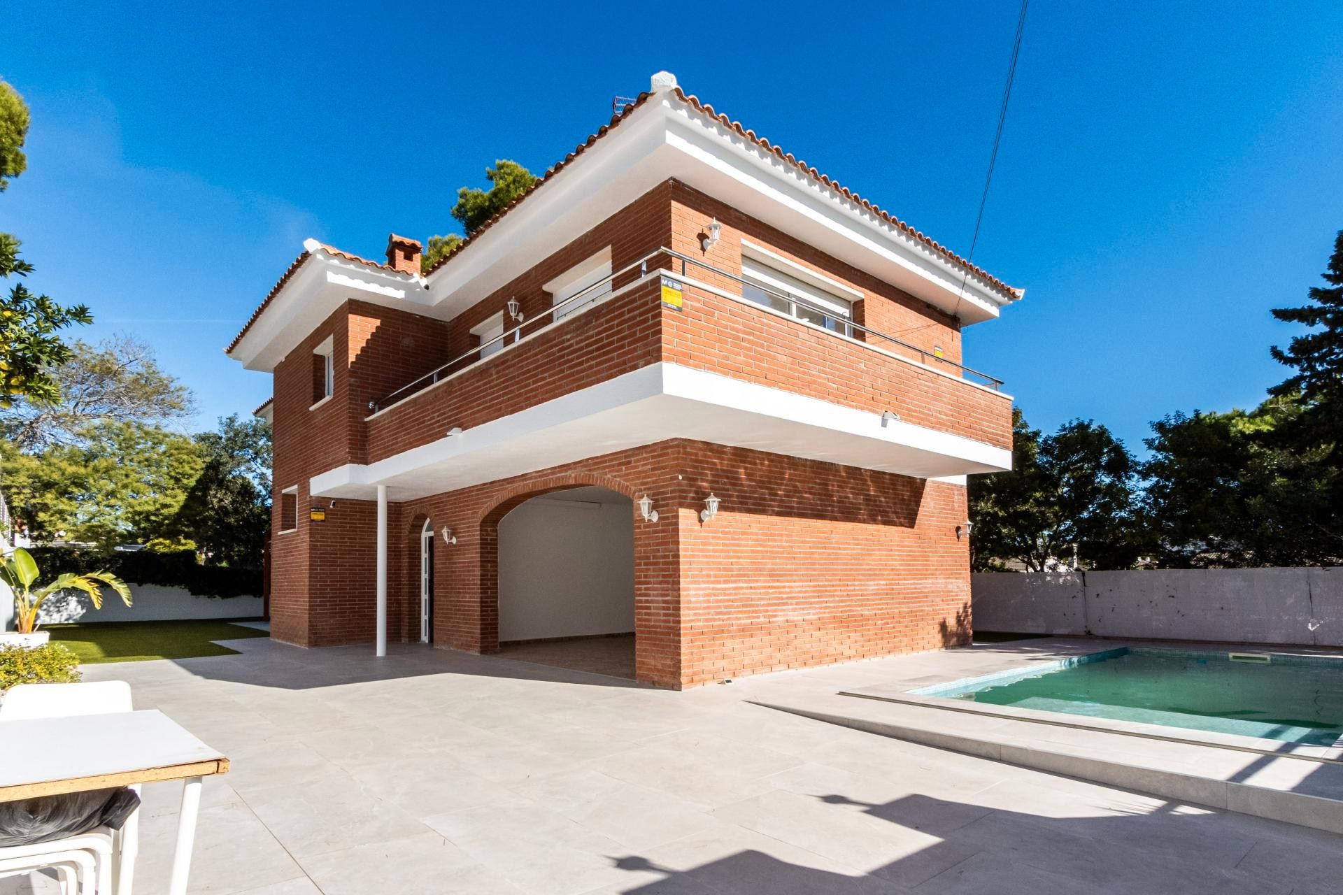 Vista exterior de Casa o xalet en venda en Cunit amb Jardí privat i Piscina