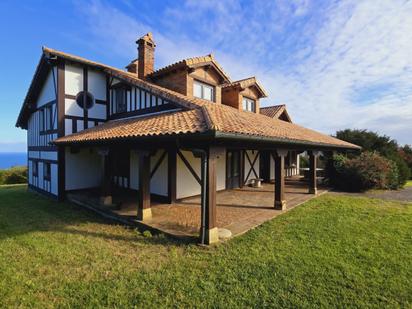 Vista exterior de Casa o xalet en venda en Suances amb Terrassa i Balcó