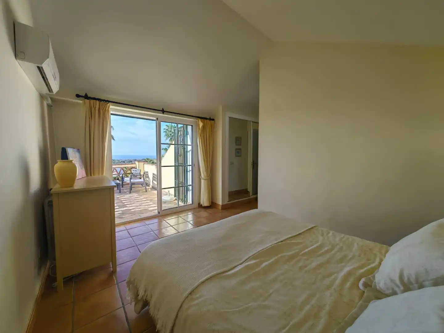 Dormitori de Casa o xalet en venda en Estepona amb Aire condicionat, Jardí privat i Terrassa
