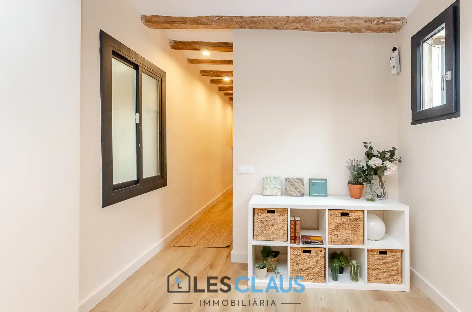 Außenansicht von Wohnung zum Verkauf in Barcelona mit Parkett, Ofen und Mikrowelle