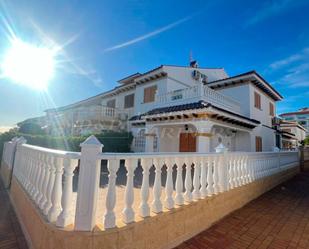 Vista exterior de Casa adosada en venda en Torrevieja amb Aire condicionat, Terrassa i Traster