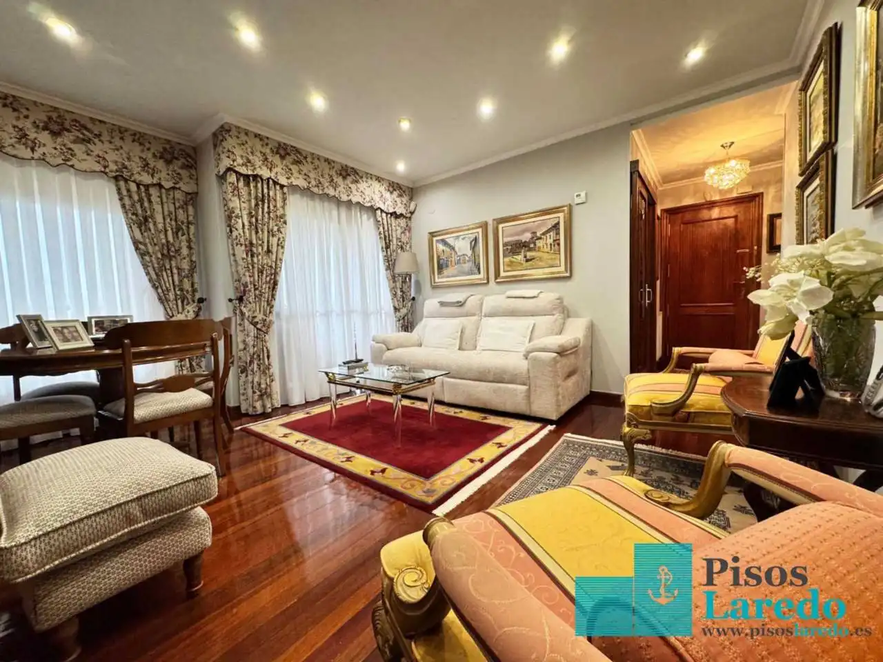 Flat for rent in Calle Marqués de Valdecilla, 8, Centro