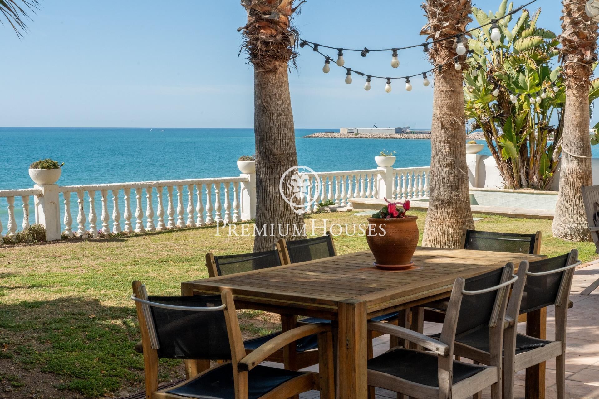 Terrace of House or chalet for sale in Vilanova i la Geltrú  with Air Conditioner, Heating and Private garden